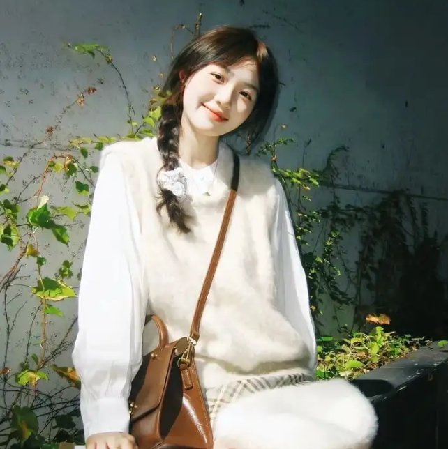 戴流苏耳环的少女